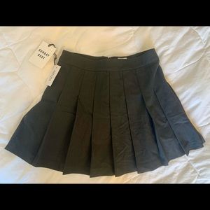 Aritzia Sunday Best 15’’ Olive Skirt in Black